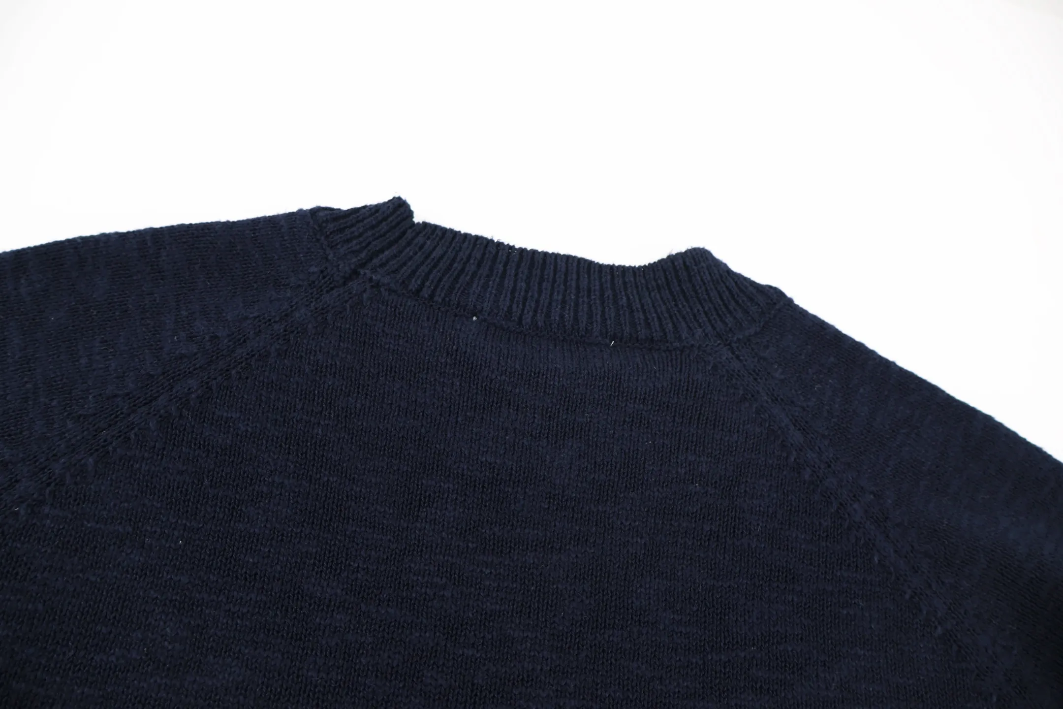 P460 Stone Island Stone Island embroidered sweater (blue). The original version was purchased and developed for 4,050 yuan. It is woven with yarn knitted from 58% wool and 42% nylon. The classic navy blue tone outlines a simple silhouette, and the raglan sleeve design takes into account both wearing comfort and the beauty of the shoulder line. The white embroidered brand logo and starburst pattern on the chest form a visual highlight, and the delicate stitching shows the craftsmanship. The selected knitted fabric is soft and skin-friendly, and the ribbed collar, cuffs and hem enhance the stiffness of the silhouette. Whether worn alone or layered, you can easily create a daily look that combines functionality and style. Size:S-M-L